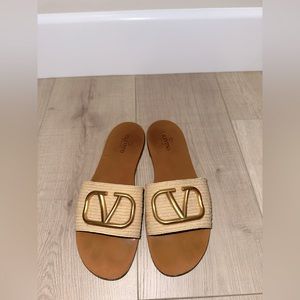 Valentino vlogo signature sandal slide in nude/light brown and gold in size 40